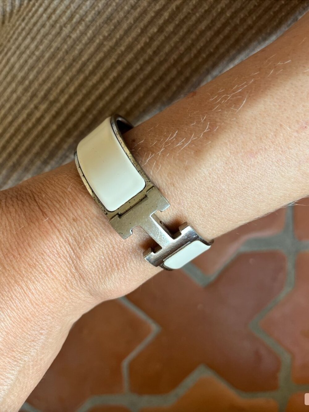 Hermés "Clic Clac" H Cuff Bracelet Silver and White - Picture 2 of 8